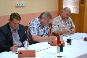 Župan Občine Šentjur mag. Marko Diaci, predstavnik izvajalca Emil Gorbelnik in župan Občine Slovenske Konjice Miran Gorinšek med podpisom pogodbe